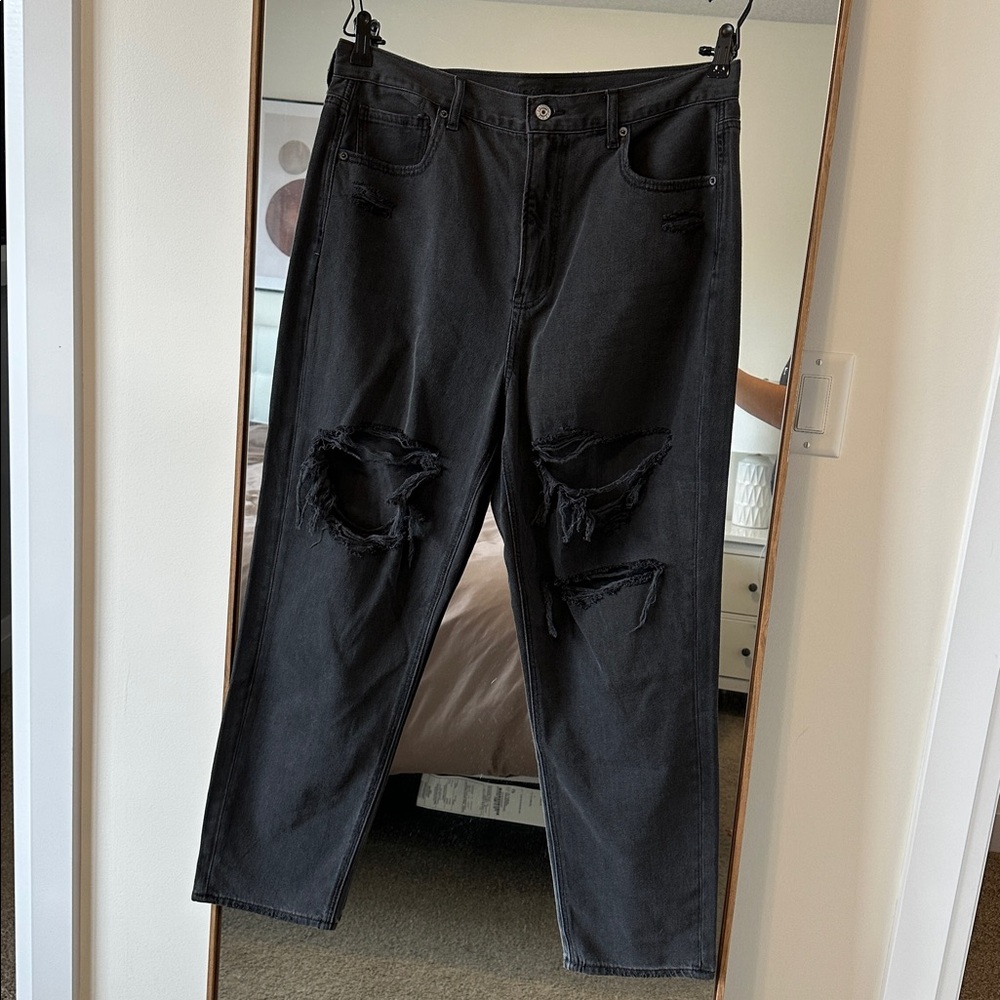 AE Distressed Mom Jeans NWOT